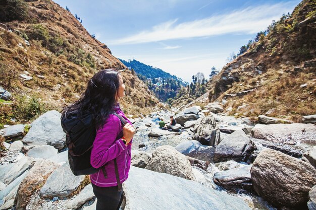 Photo sans visage d'une femme en randonnée dans les montagnes