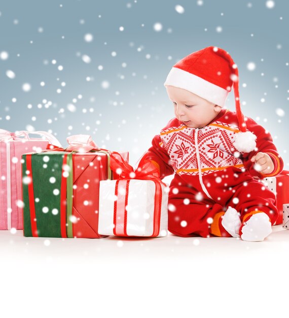 photo de santa helper baby avec des cadeaux de noël