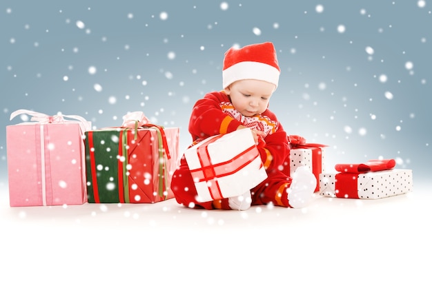 photo de santa helper baby avec des cadeaux de noël