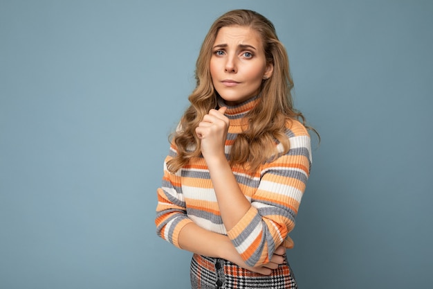 Photo shot portrait of young nice winsome belle triste femme blonde réfléchie bouleversée