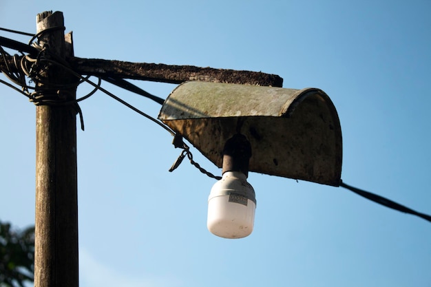 photo d'un simple réverbère dans un village rural