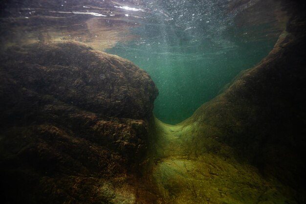 Photo sous-marine de la rivière dans le canyon rocheux au sommet d'une cascade