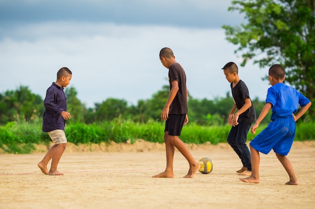 Photo de sport d&#39;action d&#39;un groupe d&#39;enfants jouant au football pour l&#39;exercice
