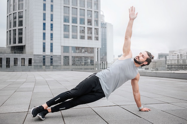 Photo d'un sportif se redressant la main