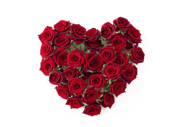 Photo photo de stock cœur rouge fait de roses rouges fond blanc isolé ai généré