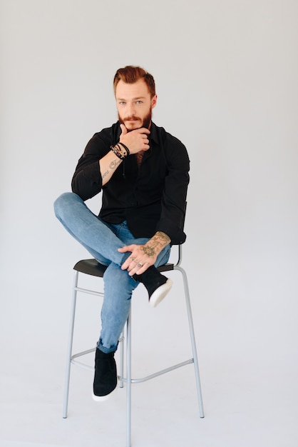 Photo de studio d'un beau jeune homme avec une barbe