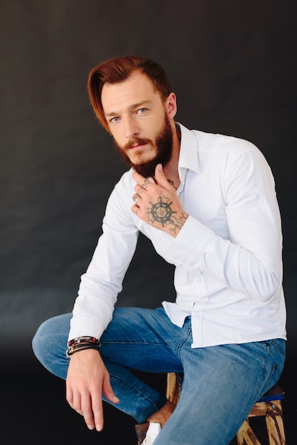 Photo de studio d'un beau jeune homme avec une barbe