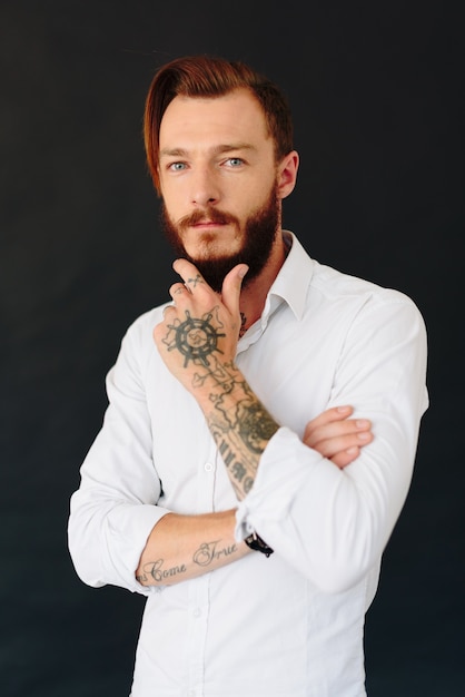 Photo de studio d'un beau jeune homme avec une barbe