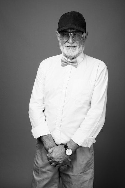 Photo de Studio de bel homme senior barbu portant des vêtements élégants, noir et blanc