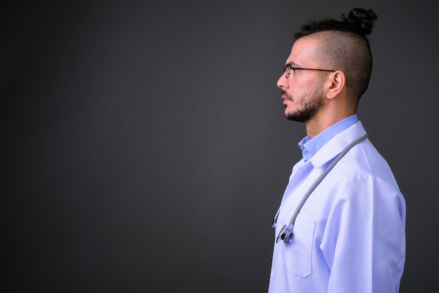 Photo de Studio de bel homme turc médecin sur fond gris