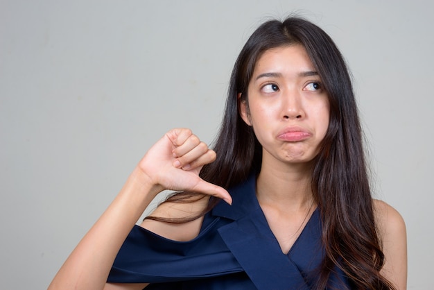 Photo de Studio de belle jeune femme d'affaires asiatique sur fond blanc