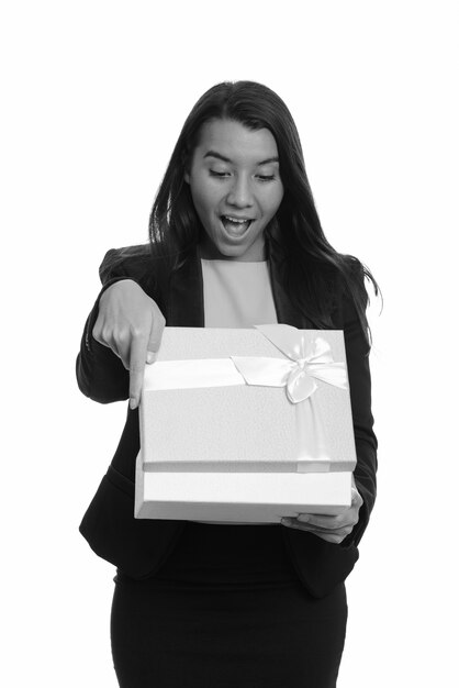 Photo de Studio de belle jeune femme d'affaires isolé sur fond blanc en noir et blanc