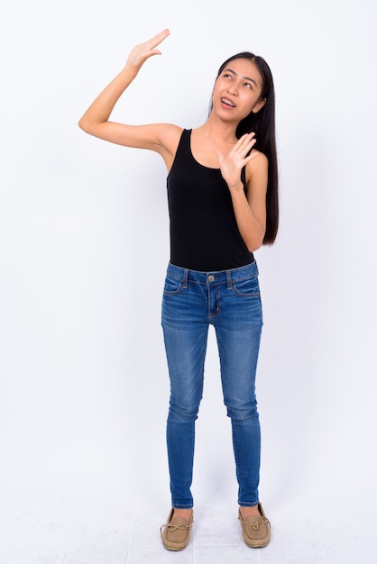 Photo de Studio de belle jeune femme asiatique sur fond blanc