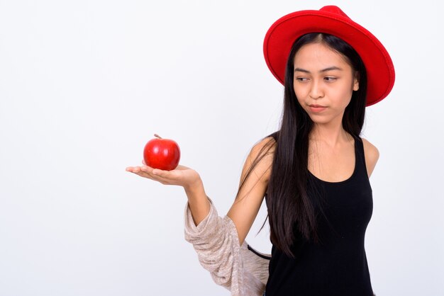 Photo de Studio de belle jeune femme asiatique sur fond blanc