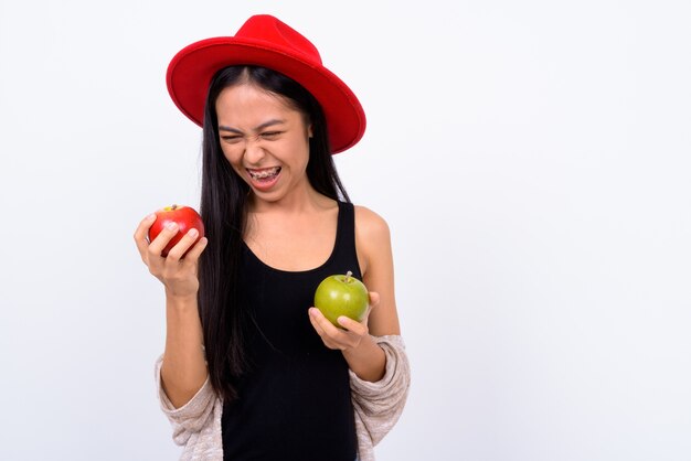 Photo de Studio de belle jeune femme asiatique sur fond blanc