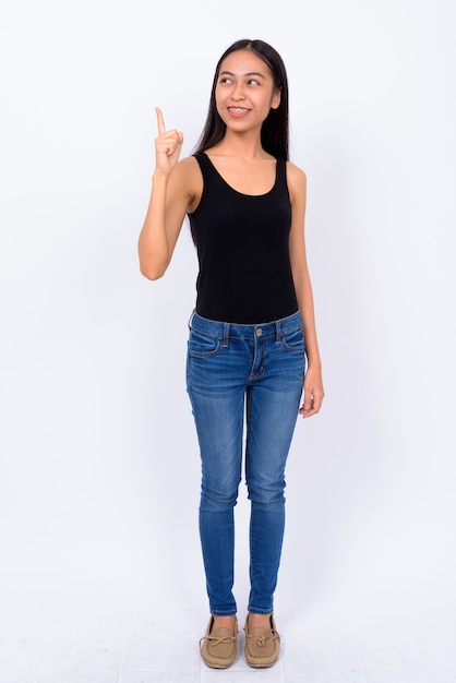 Photo de Studio de belle jeune femme asiatique sur fond blanc