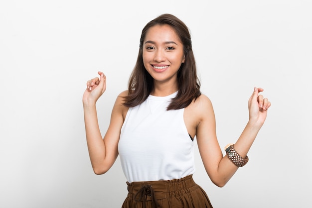 Photo de Studio de belle jeune femme asiatique