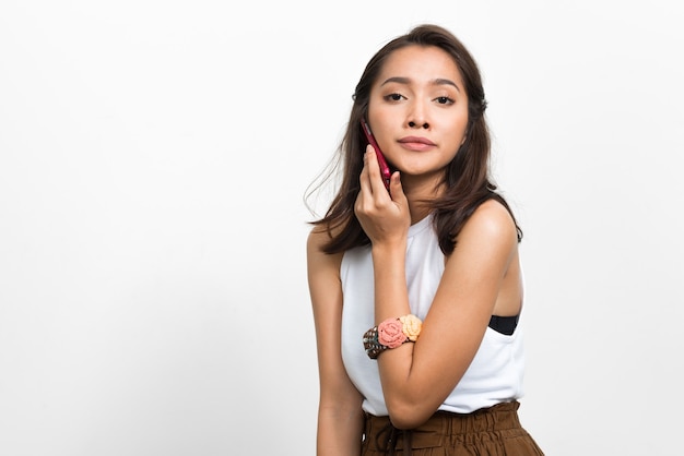 Photo de Studio de belle jeune femme asiatique