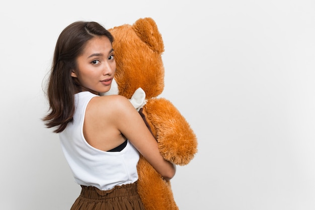 Photo de Studio de belle jeune femme asiatique