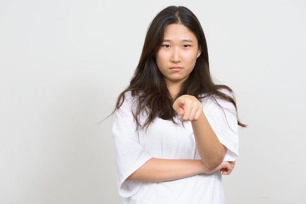 Photo de Studio de belle jeune femme coréenne sur fond blanc