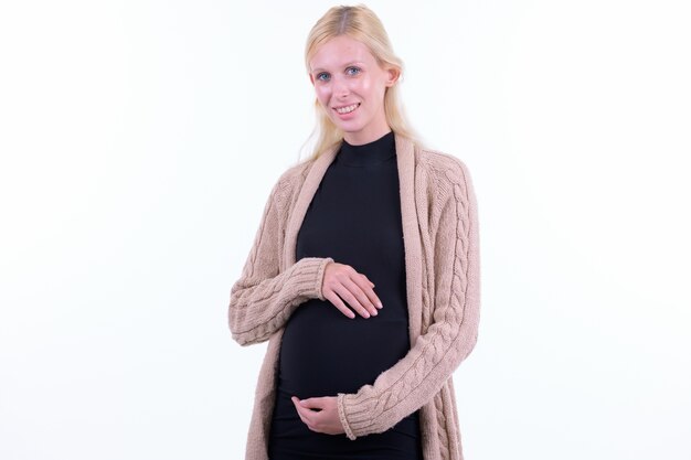 Photo de Studio de belle jeune femme enceinte aux cheveux blonds isolé sur fond blanc