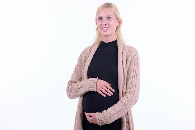 Photo de Studio de belle jeune femme enceinte aux cheveux blonds isolé sur fond blanc