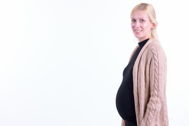 Photo de Studio de belle jeune femme enceinte aux cheveux blonds isolé sur fond blanc