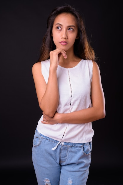 Photo de Studio de belle jeune femme philippine sur fond noir