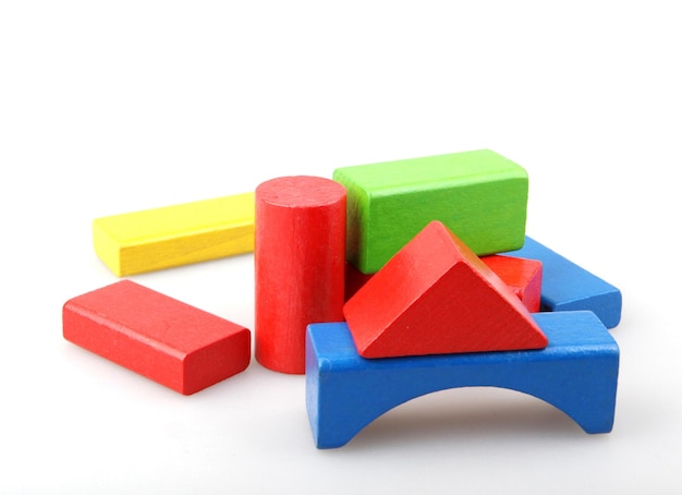 Une photo de studio de blocs de jouets colorés sur un fond blanc