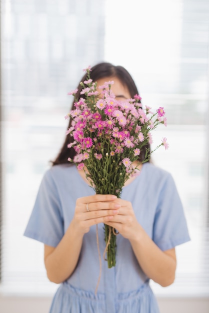 Photo de Studio de bonheur femme recevant de jolies fleurs