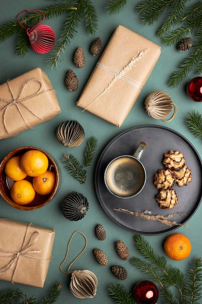 Une photo de studio d'un cadeau de Noël et d'un café