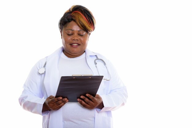 Photo de Studio de femme heureuse médecin souriant