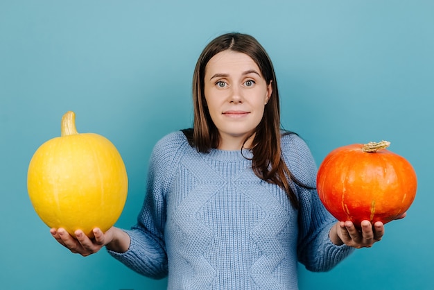 Photo De Studio De Femme Perplexe Hausse Les épaules