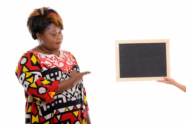 Photo de Studio de femme regardant et pointant