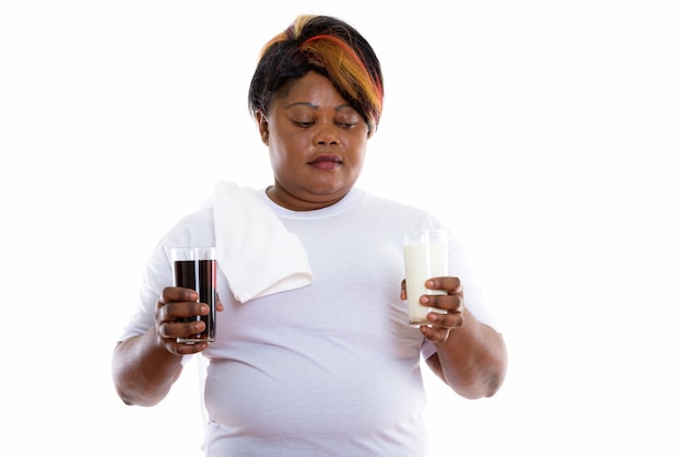 Photo de Studio de femme tenant un verre de soda