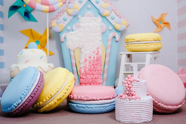 Photo studio d'une fête d'anniversaire ou d'un gâteau d'aniversaire avec des ballons bleus et blancs avec des couleurs vives