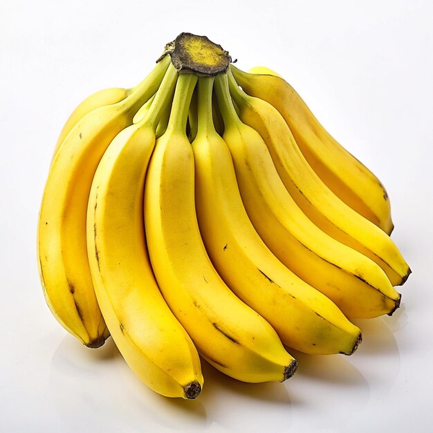 Une photo de studio d'une grappe de bananes isolée sur un fond blanc