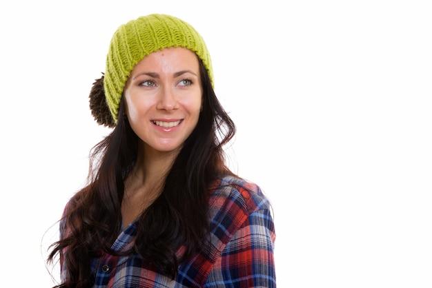 Photo de Studio d'heureuse jeune belle femme souriante en pensant