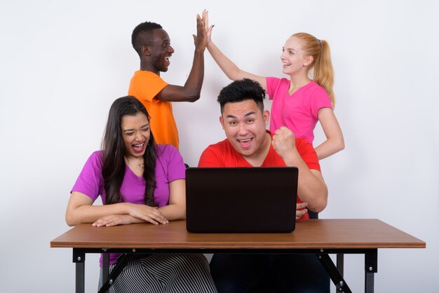 Photo de Studio d'heureux groupe diversifié d'amis multiethniques souriant