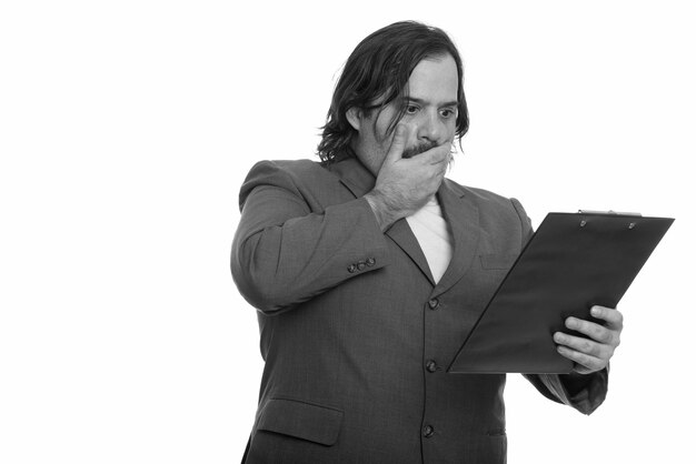 Photo de Studio d'homme d'affaires barbu en surpoids en costume isolé sur fond blanc en noir et blanc