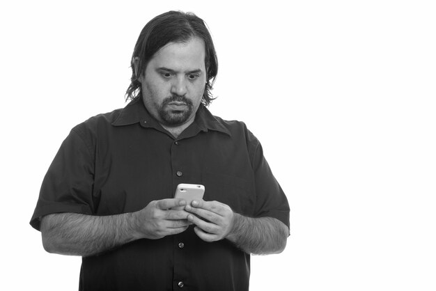 Photo de Studio d'homme barbu en surpoids isolé sur fond blanc en noir et blanc