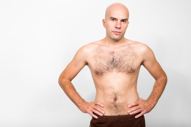 Photo de Studio d'homme chauve torse nu sur fond blanc