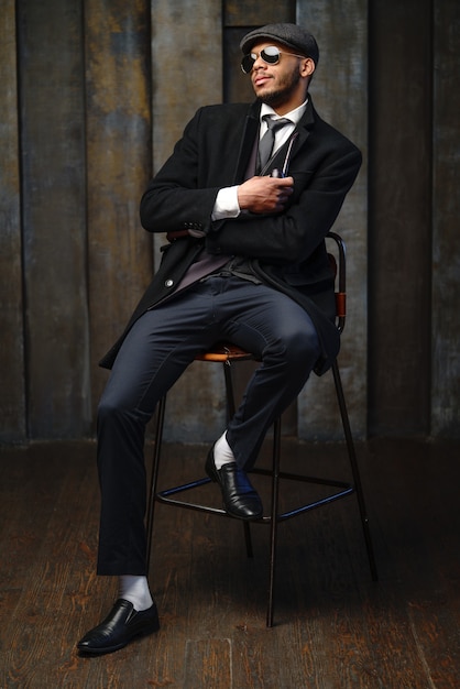 Photo de Studio d'un homme élégant portant un manteau