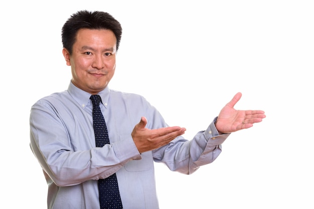 Photo de Studio d'un homme japonais isolé sur fond blanc