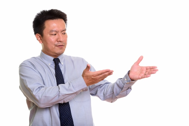 Photo de Studio d'un homme japonais isolé sur fond blanc