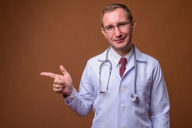 Photo de Studio d'homme médecin sur brown