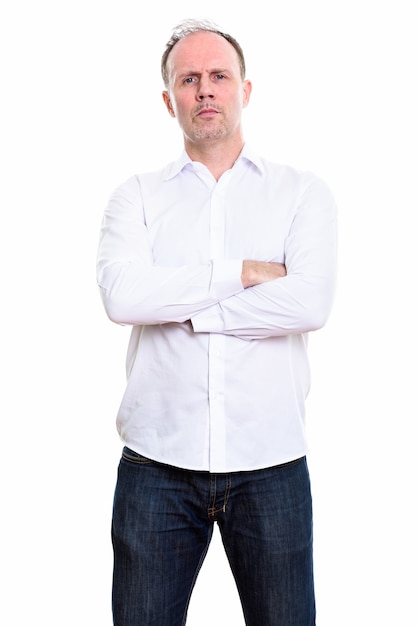 Photo de Studio d'homme mûr debout avec les bras croisés