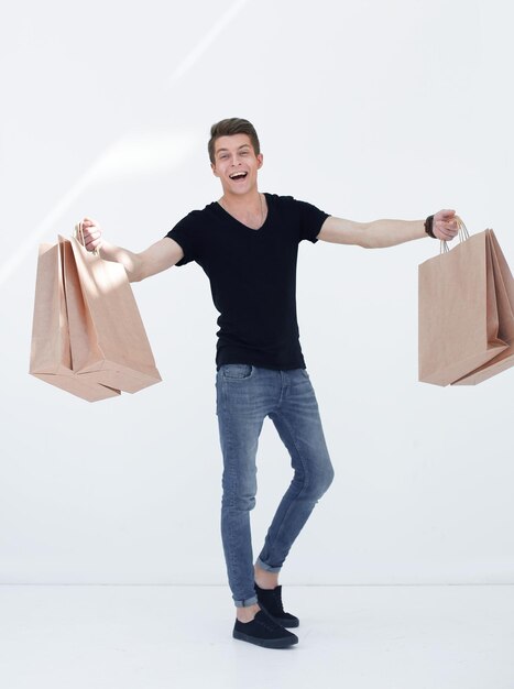 Photo de studio isolée complète d'un jeune homme avec des sacs à provisions