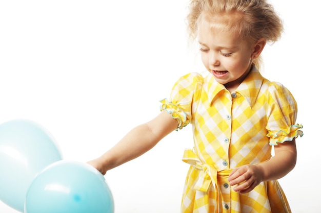 Photo de studio isolée complète d'une petite fille avec des ballons bleus