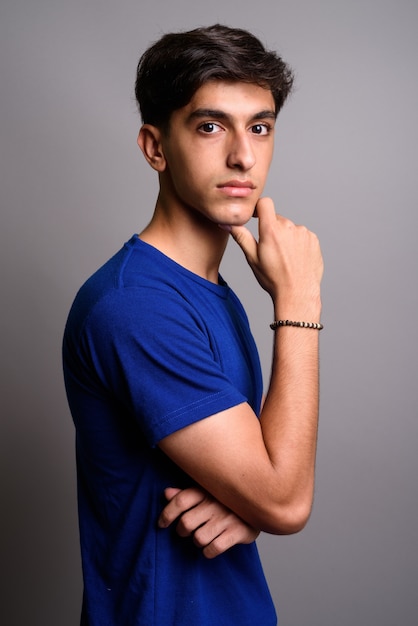 Photo de Studio de jeune adolescent persan beau sur fond gris